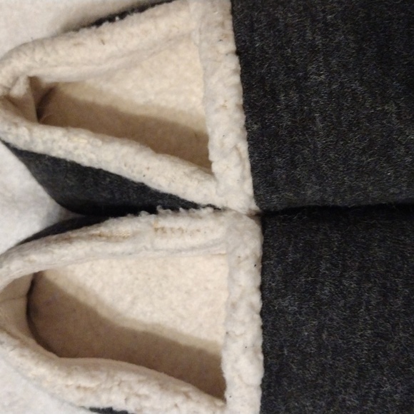 Isotoner, women slippers faux fur in size large, 8/9 - Picture 4 of 4